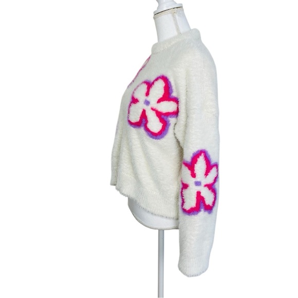 Bershka Fluffy Floral Logo Sweater in White - Picture 10 of 11